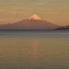 O magnífico vulcão Osorno e o lago Llanquihue iluminados pela luz de fim de tarde, em Puerto Varas, no sul do Chile